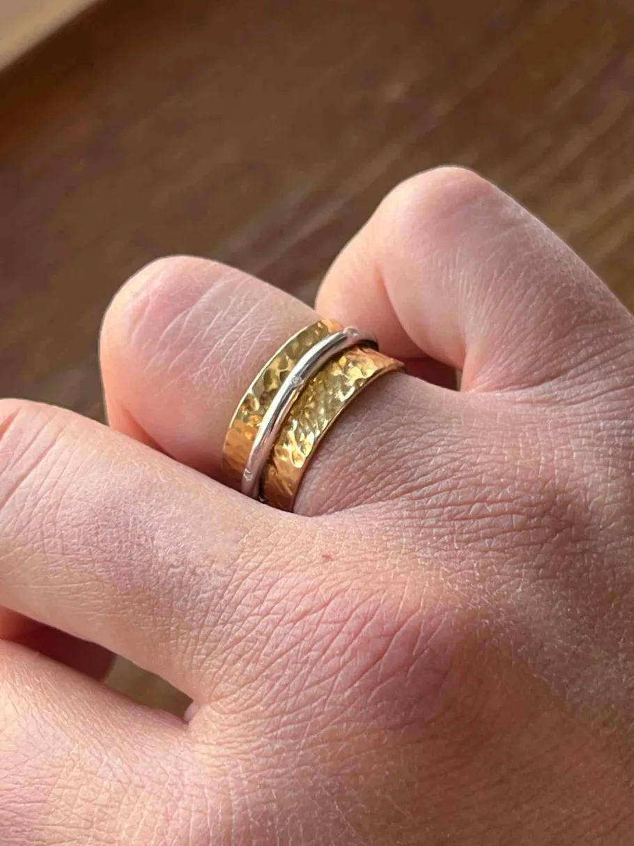 adelfa_anillo_martele_en__2.webp Roman Joyero Anillos<ADELFA, anillo martele en plata con circonitas.