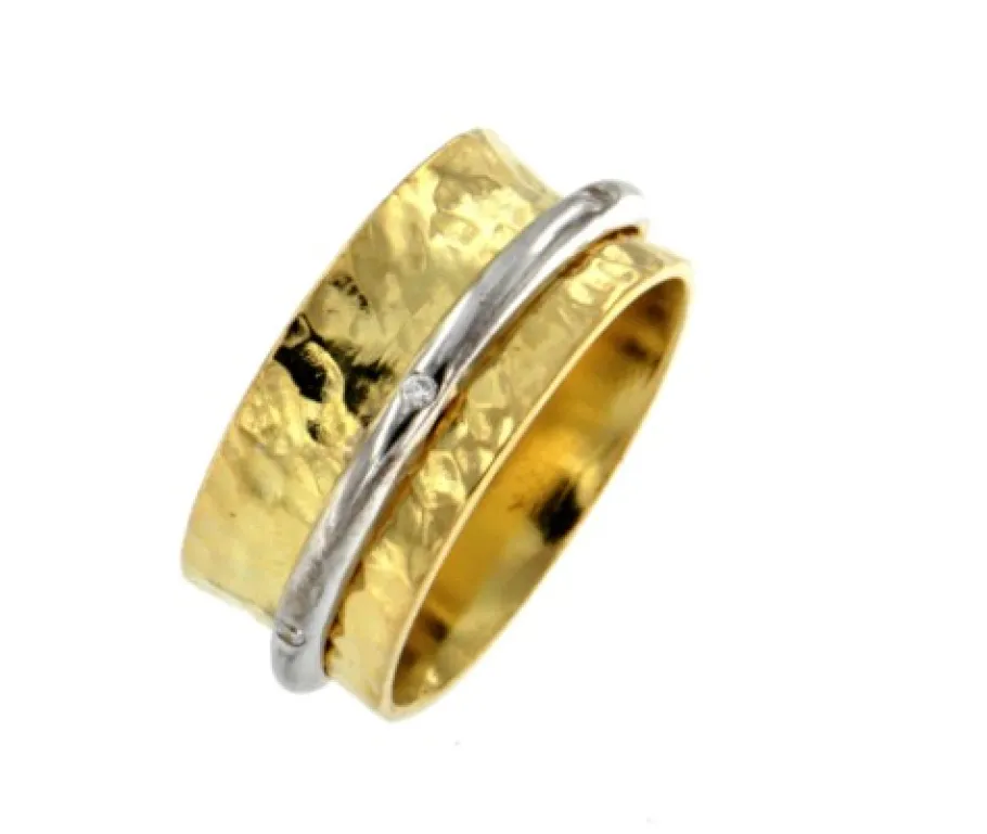 adelfa_anillo_martele_en__3.webp Roman Joyero Anillos<ADELFA, anillo martele en plata con circonitas.