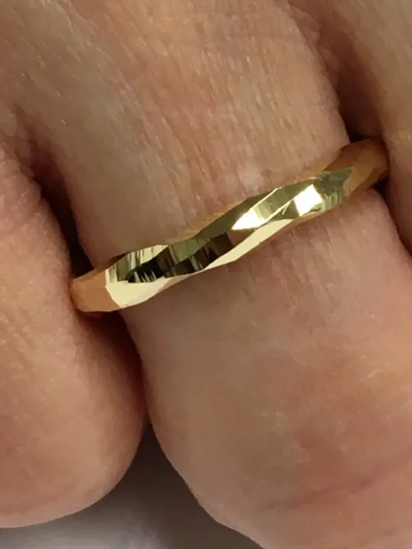 Roman Joyero Anillos<Alianza de boda BENU oro 18 ktes hueca facetada redondeada