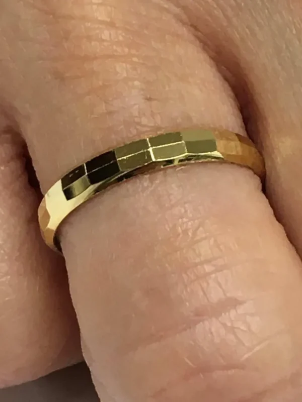 Roman Joyero Anillos<Alianza de Boda LUPUS en oro de 18 ktes semihueca facetada 3 mm