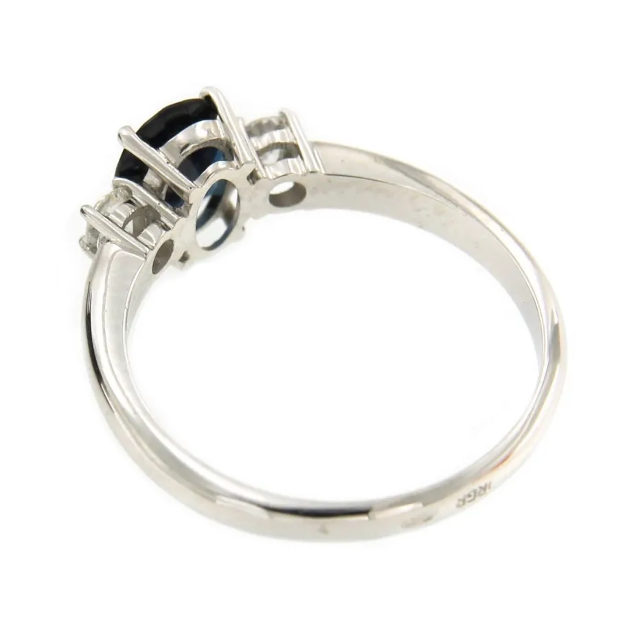 alianza_de_oro_blanco_ale_3.webp Roman Joyero Anillos<Alianza de oro blanco ALEV con zafiro y diamantes