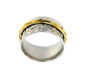 Roman Joyero Anillos<ALISO, anillo martele en plata con circonitas.