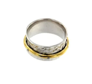Roman Joyero Anillos<ALISO, anillo martele en plata con circonitas.