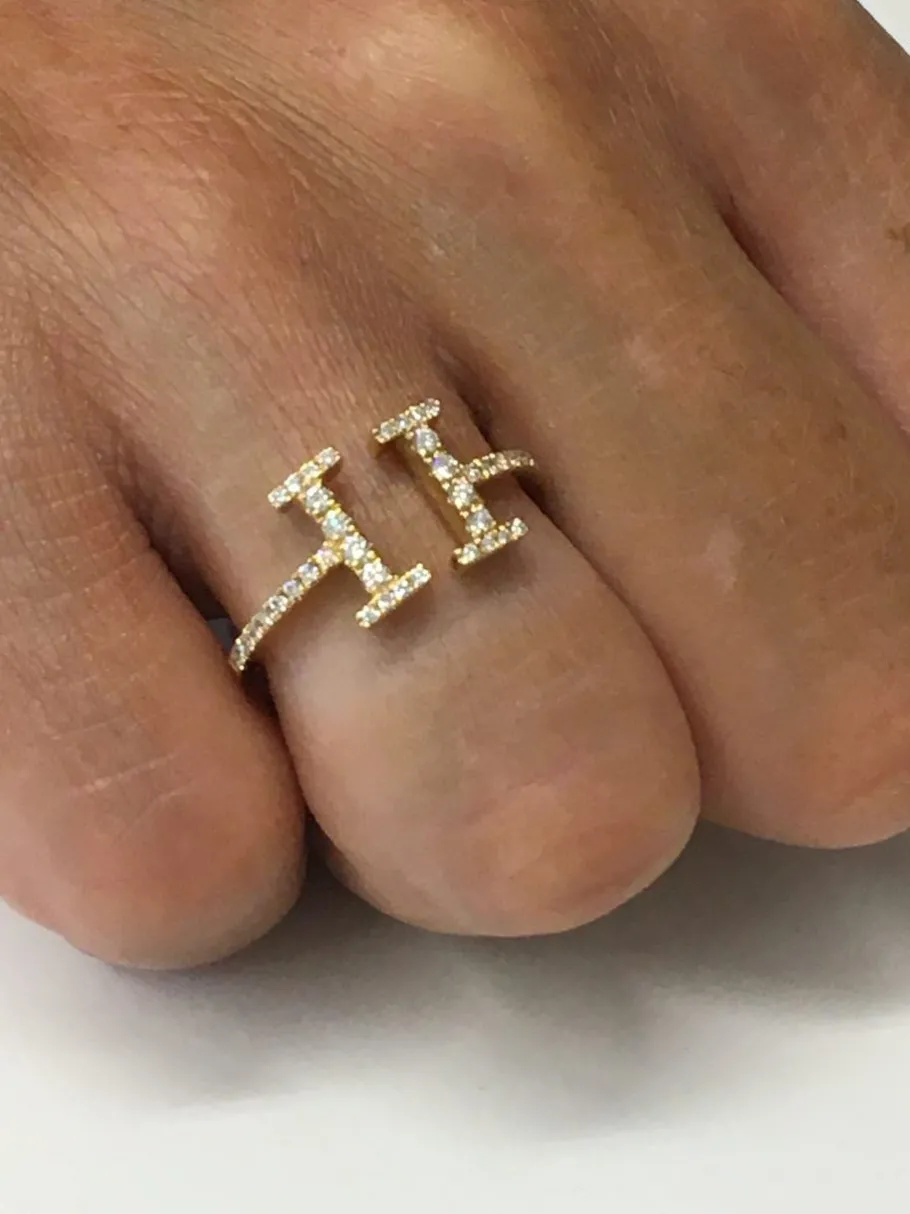aluvion_anillo_de_oro_ama_2.webp Roman Joyero Anillos<ALUVION, anillo de oro amarillo con diamantes