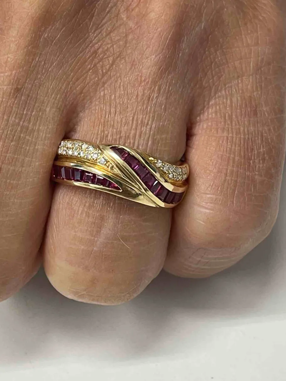 alya_anillo_oro_amarillo__2.webp Roman Joyero Anillos<ALYA anillo oro amarillo de 18 kts brillantes y rubíes
