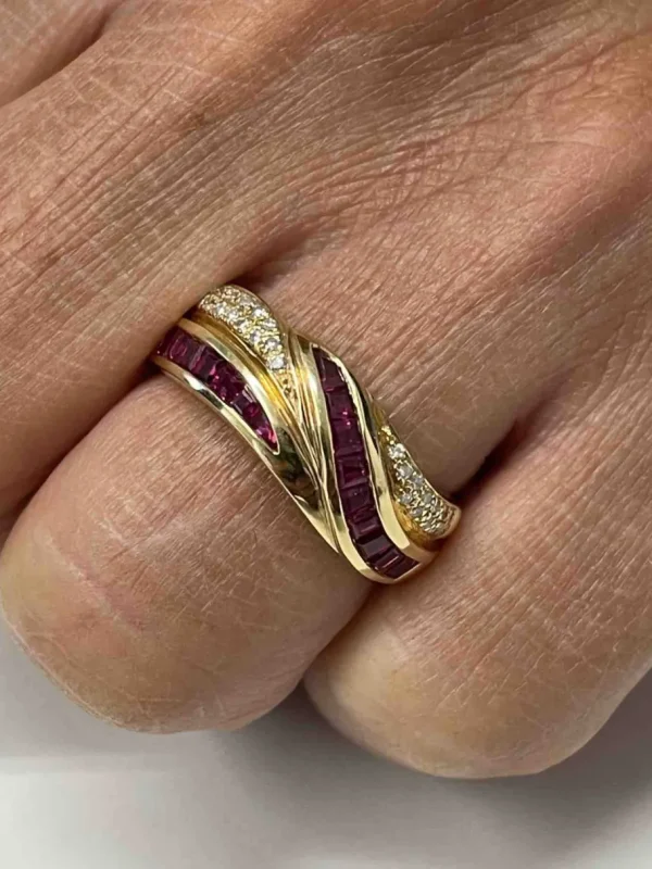 Roman Joyero Anillos<ALYA anillo oro amarillo de 18 kts brillantes y rubíes