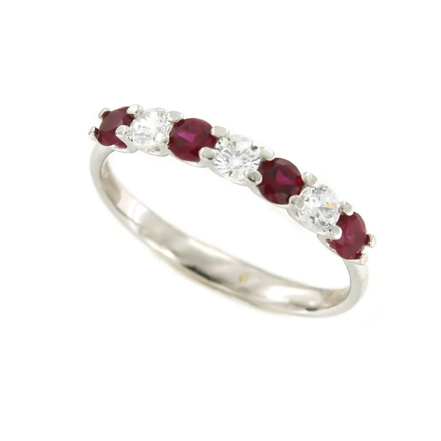 anillo_akin_alianza_oro_b_1.webp Roman Joyero Anillos<Anillo AKIN alianza oro blanco circonitas y cuarzos rojos.