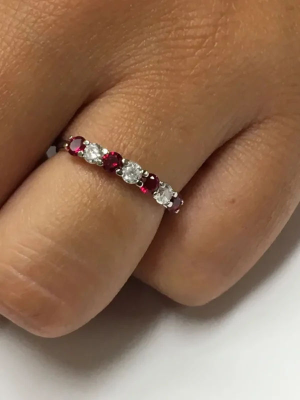 Roman Joyero Anillos<Anillo AKIN alianza oro blanco circonitas y cuarzos rojos.