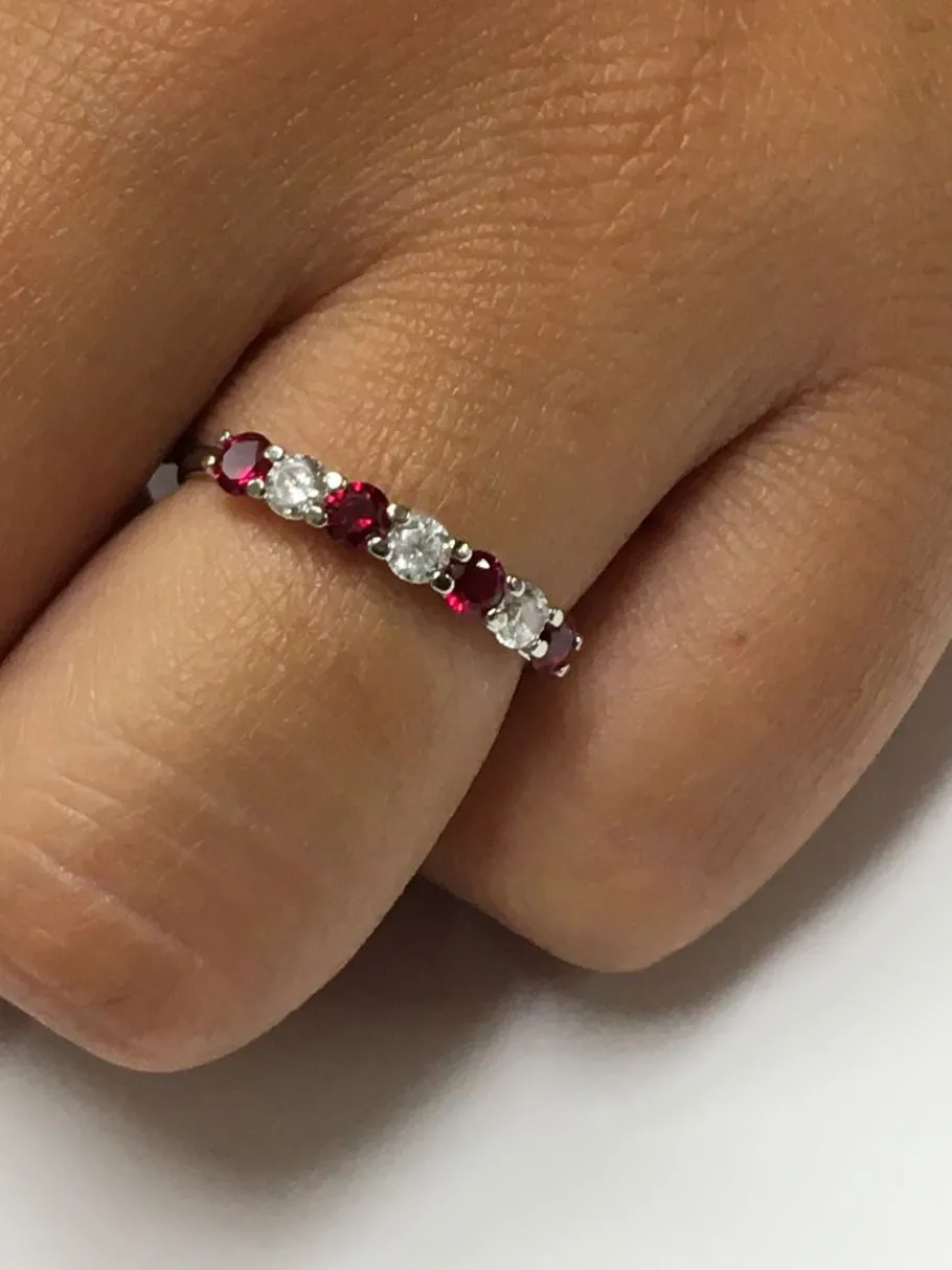 anillo_akin_alianza_oro_b_2.webp Roman Joyero Anillos<Anillo AKIN alianza oro blanco circonitas y cuarzos rojos.