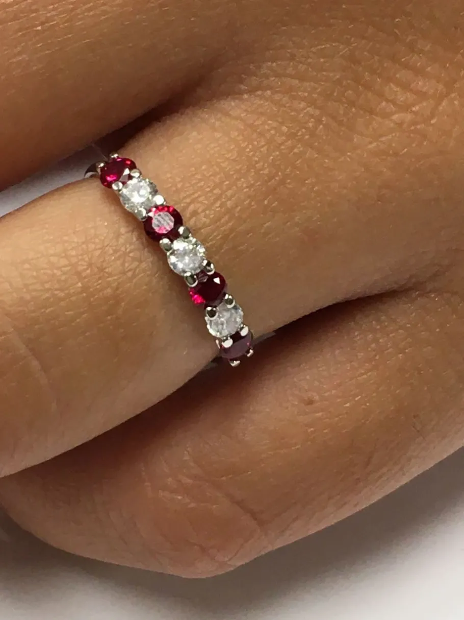 anillo_akin_alianza_oro_b_4.webp Roman Joyero Anillos<Anillo AKIN alianza oro blanco circonitas y cuarzos rojos.