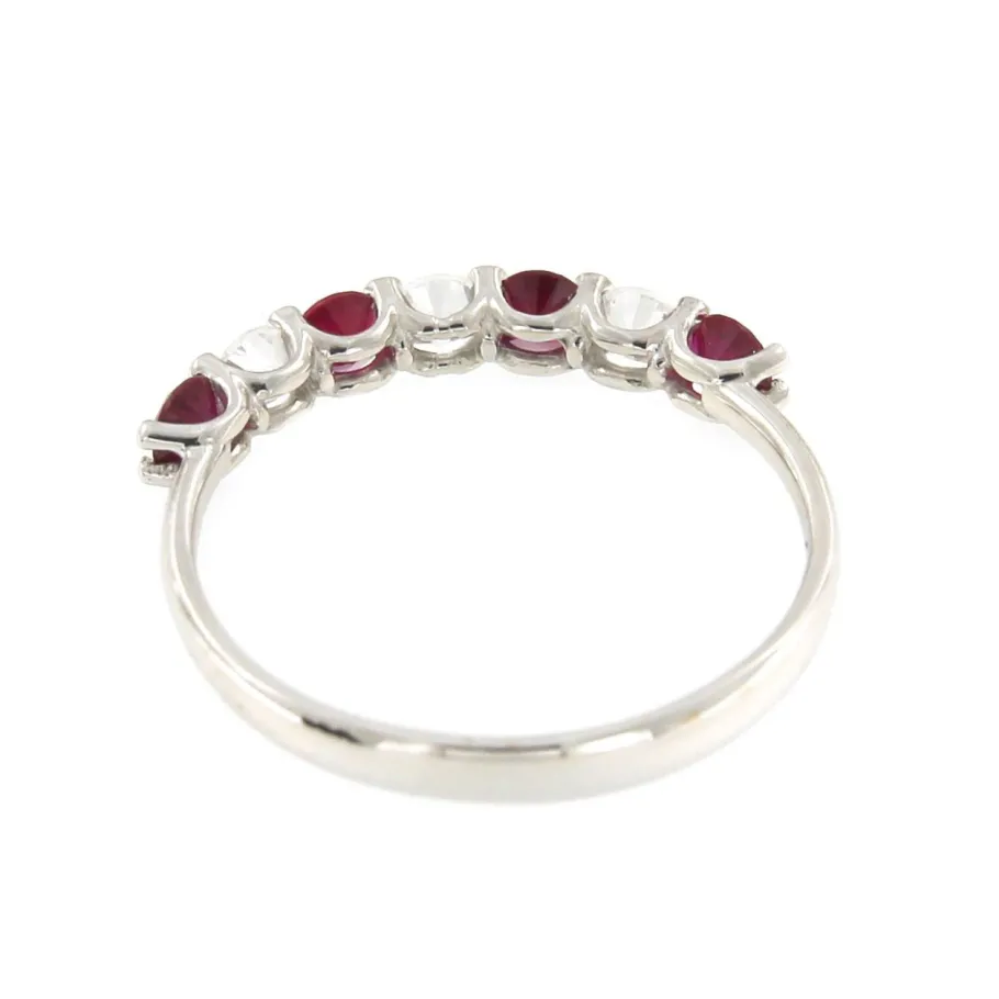anillo_akin_alianza_oro_b_5.webp Roman Joyero Anillos<Anillo AKIN alianza oro blanco circonitas y cuarzos rojos.