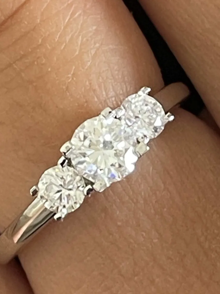 anillo_annecy_tresillo_de_2.webp Roman Joyero Anillos<Anillo ANNECY tresillo de diamantes talla brillante en oro blanco 18 ktes