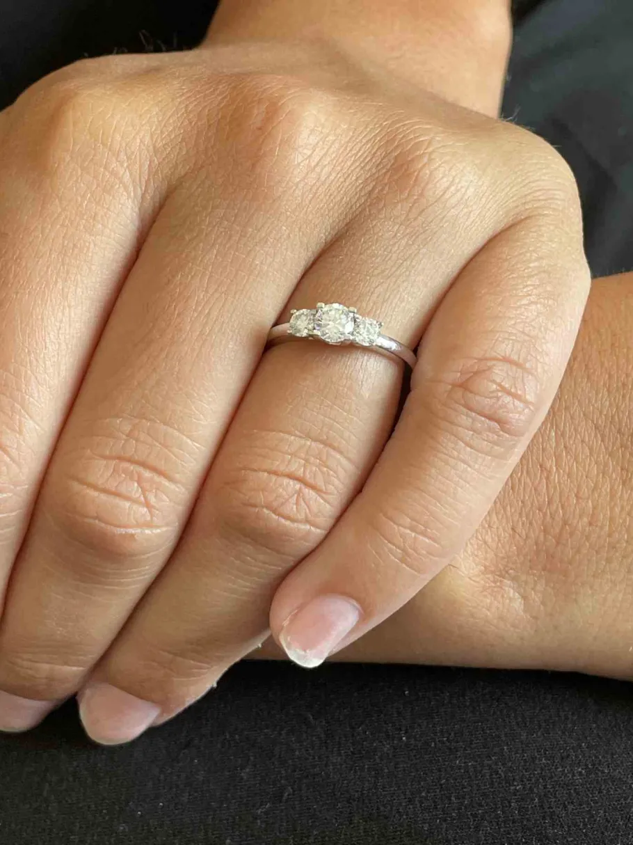 anillo_annecy_tresillo_de_3.webp Roman Joyero Anillos<Anillo ANNECY tresillo de diamantes talla brillante en oro blanco 18 ktes