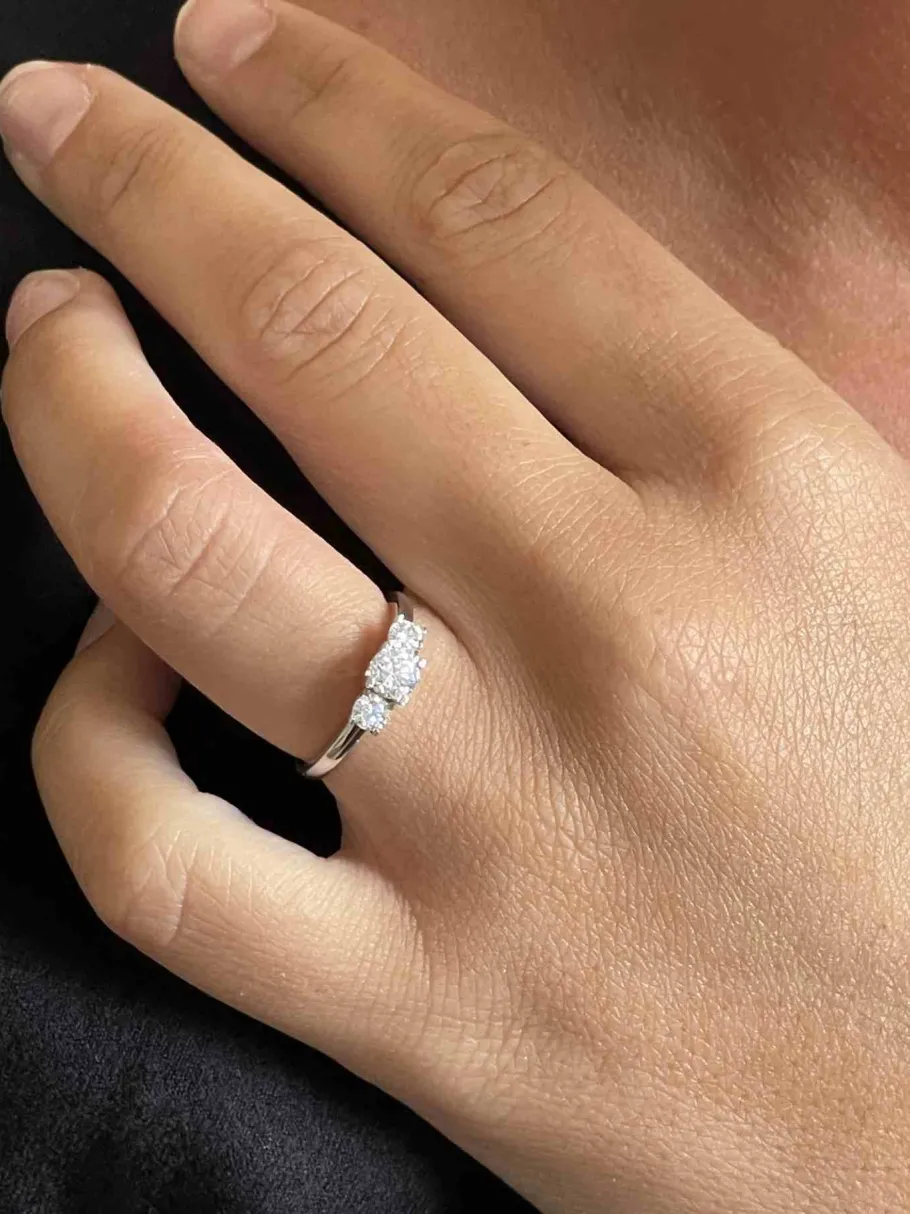 anillo_annecy_tresillo_de_5.webp Roman Joyero Anillos<Anillo ANNECY tresillo de diamantes talla brillante en oro blanco 18 ktes