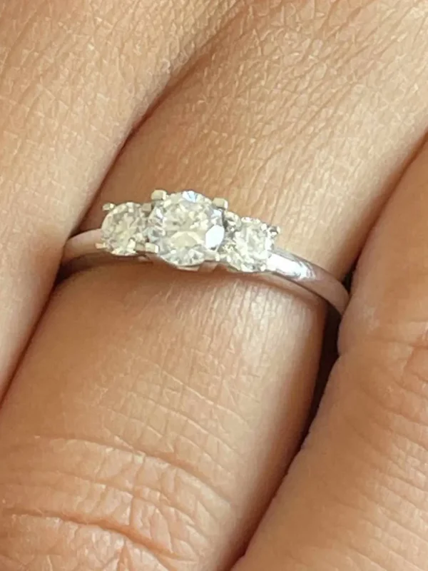 Roman Joyero Anillos<Anillo ANNECY tresillo de diamantes talla brillante en oro blanco 18 ktes