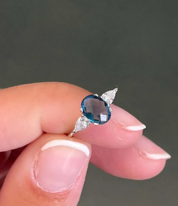 Roman Joyero Anillos<Anillo ATLANTIS en oro blanco de 18 kilates con circonitas y London Blue