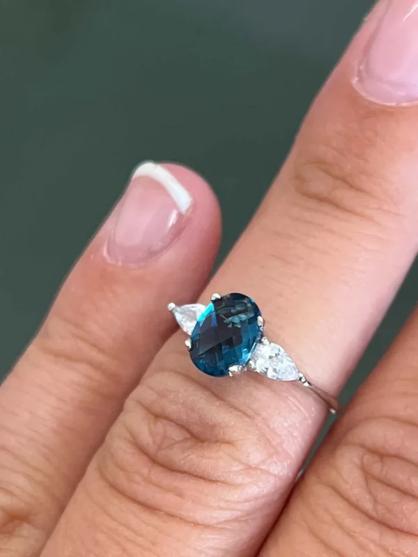 Roman Joyero Anillos<Anillo ATLANTIS en oro blanco de 18 kilates con circonitas y London Blue