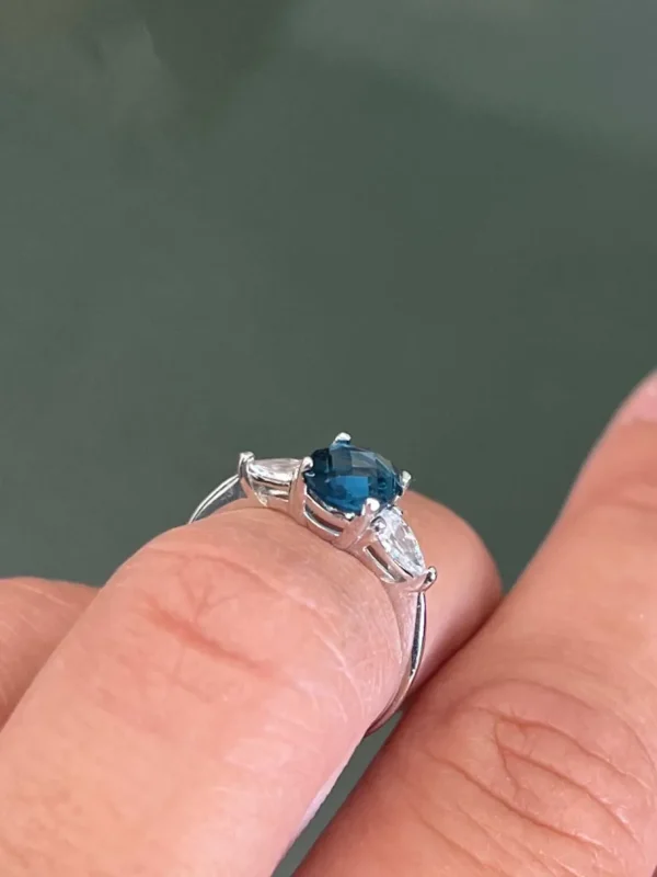 Roman Joyero Anillos<Anillo ATLANTIS en oro blanco de 18 kilates con circonitas y London Blue