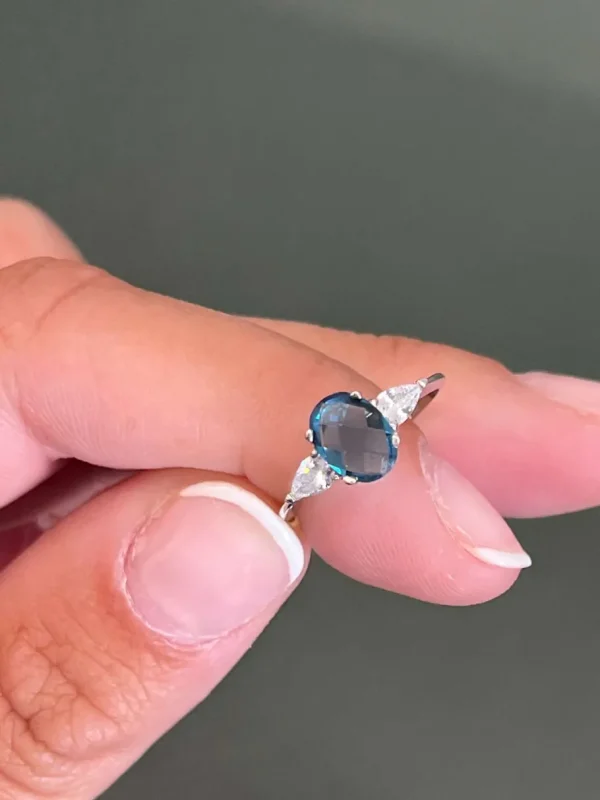 Roman Joyero Anillos<Anillo ATLANTIS en oro blanco de 18 kilates con circonitas y London Blue