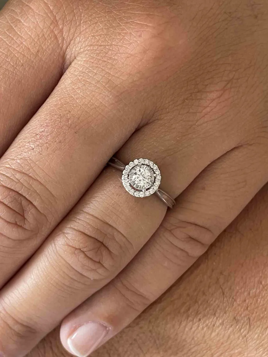 anillo_bastia_solitario_c_5.webp Roman Joyero Anillos<Anillo BASTIA solitario con orla de brillante en oro blanco 18 ktes