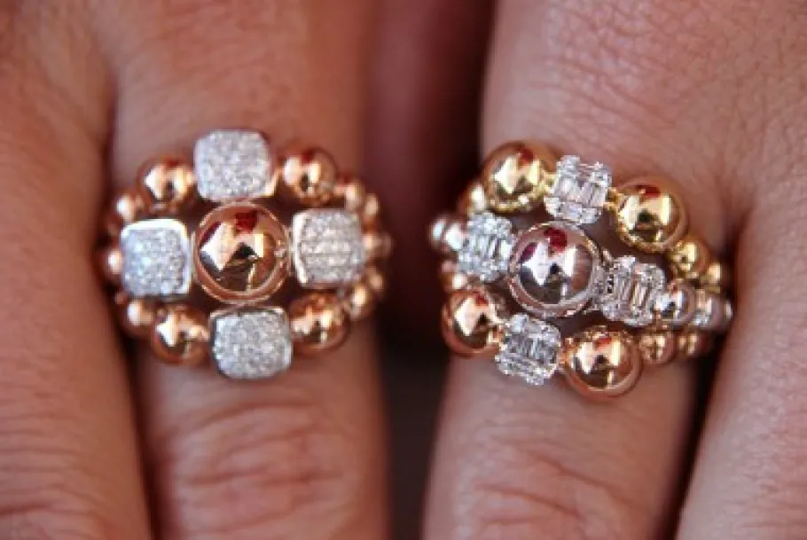 anillo_bolas_pink_en_oro__2.webp Roman Joyero Anillos<Anillo bolas PINK en oro con brillantes