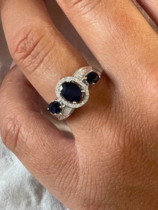 Roman Joyero Anillos<Anillo CAMAS en oro blanco 18 ktes con zafiros y brillantes.