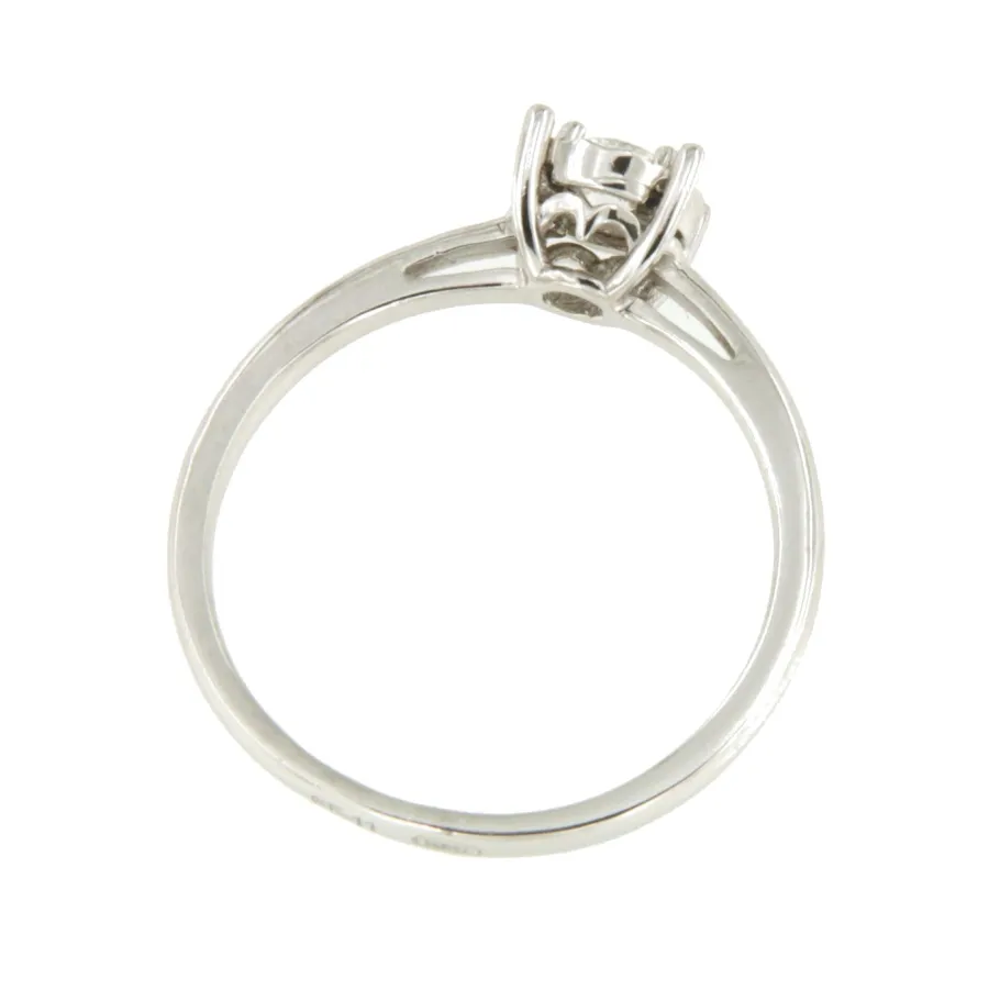 anillo_cannes_solitario_o_13.webp Roman Joyero Anillos<Anillo CANNES solitario oro blanco de 18 kilates con diamante talla brillante