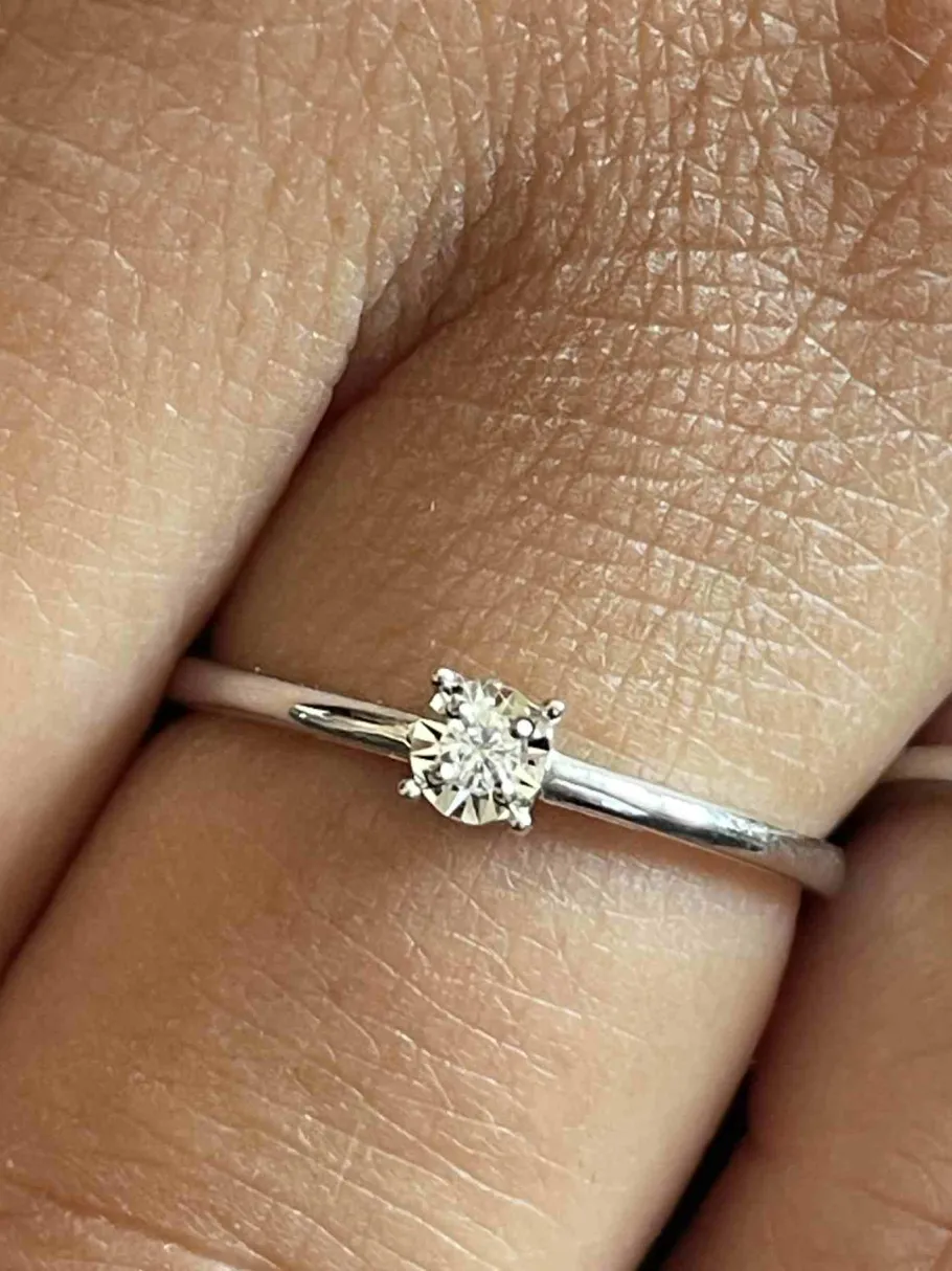 anillo_cannes_solitario_o_3.webp Roman Joyero Anillos<Anillo CANNES solitario oro blanco de 18 kilates con diamante talla brillante