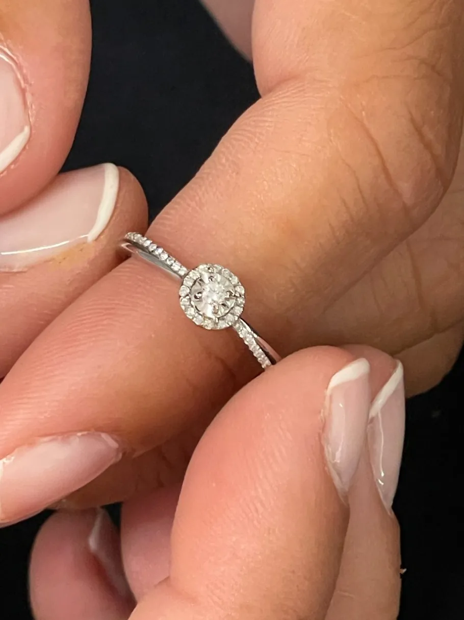 anillo_castres_solitario__3.webp Roman Joyero Anillos<Anillo CASTRES solitario de brillante alianza cruzada en oro blanco 18 ktes