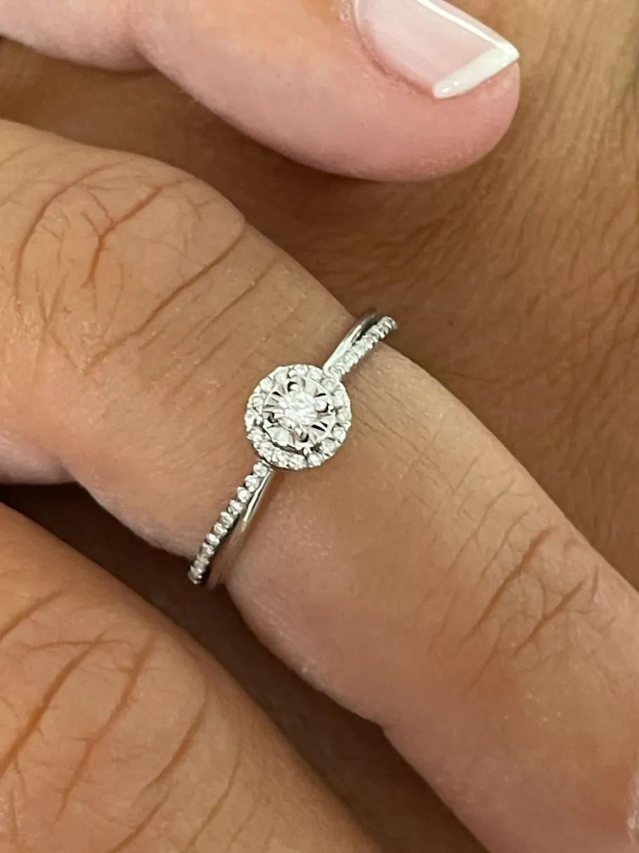 anillo_castres_solitario__6.webp Roman Joyero Anillos<Anillo CASTRES solitario de brillante alianza cruzada en oro blanco 18 ktes
