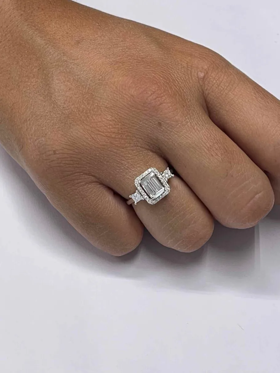 anillo_de_compromiso_en_o_4-1.webp Roman Joyero Anillos<Anillo de compromiso en oro blanco con diamantes
