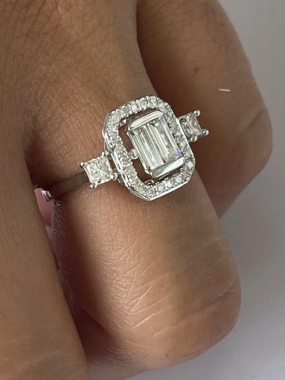 anillo_de_compromiso_en_o_4.webp Roman Joyero Anillos<Anillo de compromiso en oro blanco con diamantes