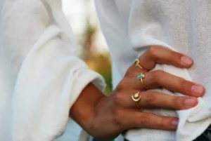 Roman Joyero Anillos<Anillo de plata con baño de oro y turquesa.