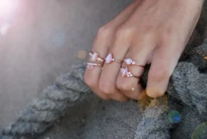 Roman Joyero Anillos<Anillo de plata rosado con madreperla rectangular y circonita