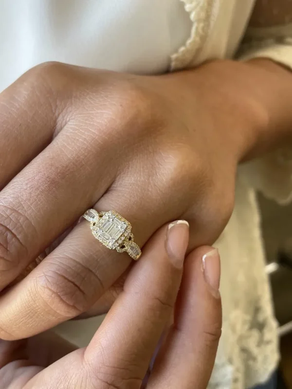 Roman Joyero Anillos<Anillo DESCARADO centro de diamantes en oro amarillo 18 ktes.
