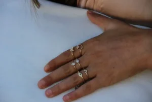 Roman Joyero Anillos<Anillo fino en plata chapada con círculo y circonita blanca