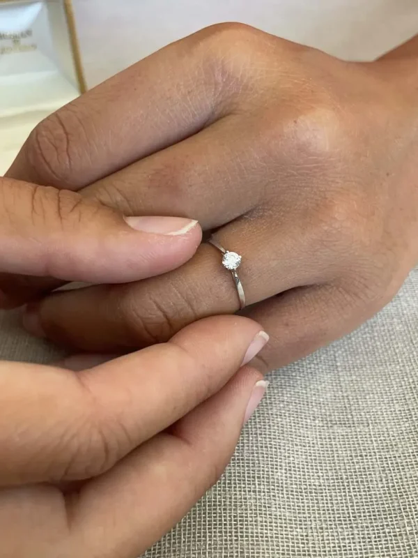 Roman Joyero Anillos<Anillo LEIRA solitario en oro amarillo o blanco con circonita en 18 ktes