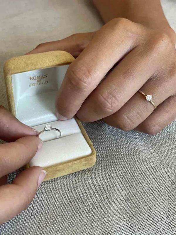Roman Joyero Anillos<Anillo LEIRA solitario en oro amarillo o blanco con circonita en 18 ktes