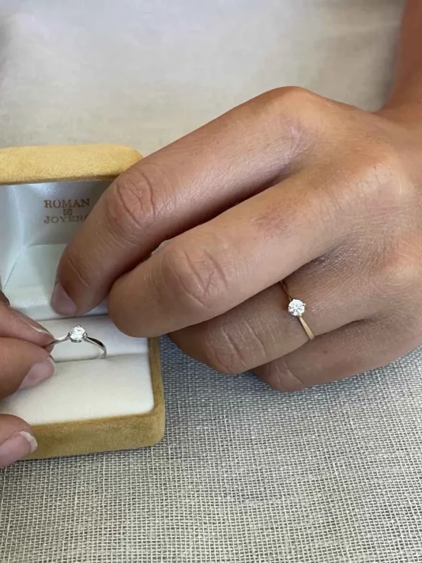 Roman Joyero Anillos<Anillo LEIRA solitario en oro amarillo o blanco con circonita en 18 ktes