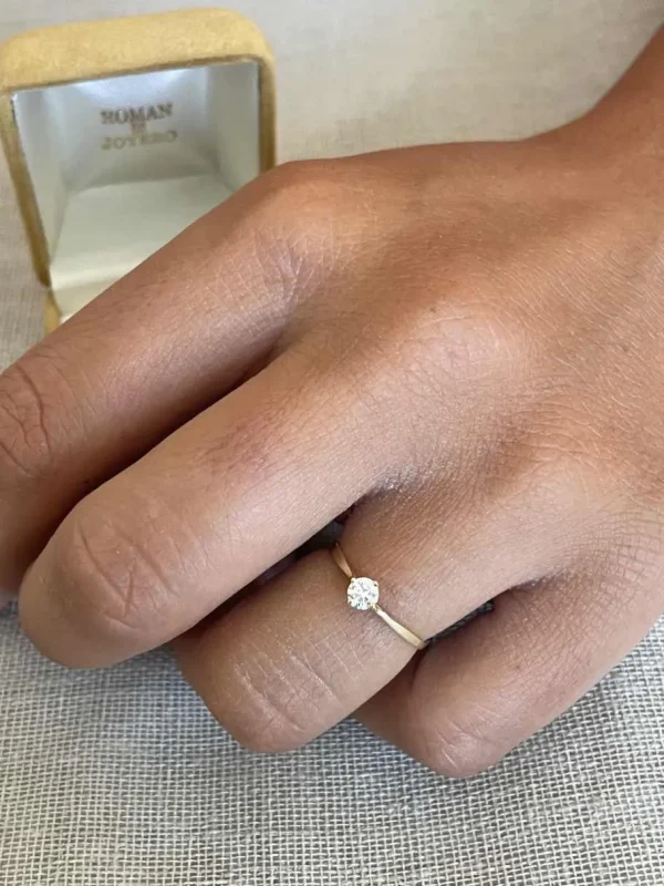 Roman Joyero Anillos<Anillo LEIRA solitario en oro amarillo o blanco con circonita en 18 ktes