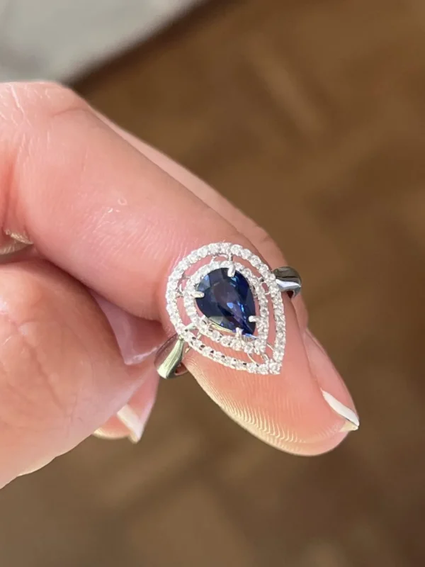 Roman Joyero Anillos<Anillo MEIRA, en oro blanco de 18 kts con brillantes y zafiro.
