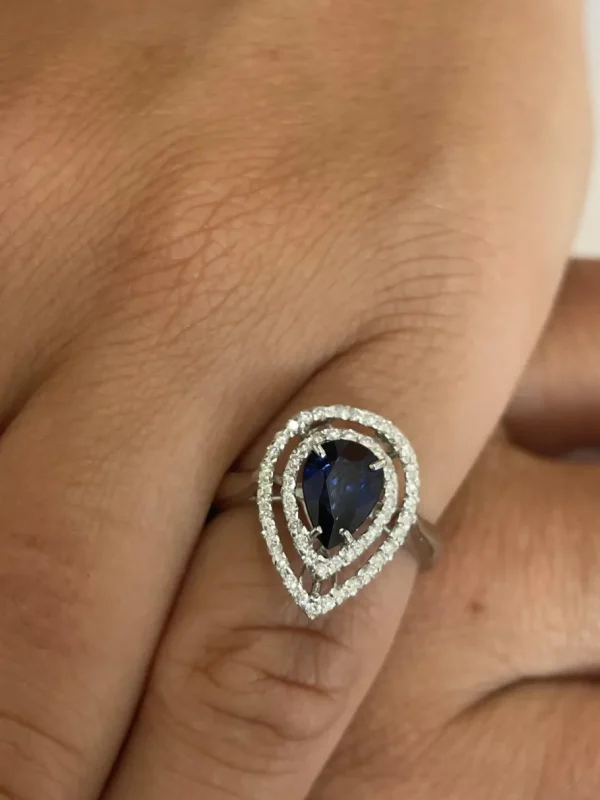 Roman Joyero Anillos<Anillo MEIRA, en oro blanco de 18 kts con brillantes y zafiro.