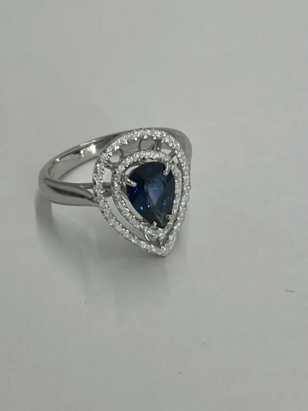 Roman Joyero Anillos<Anillo MEIRA, en oro blanco de 18 kts con brillantes y zafiro.