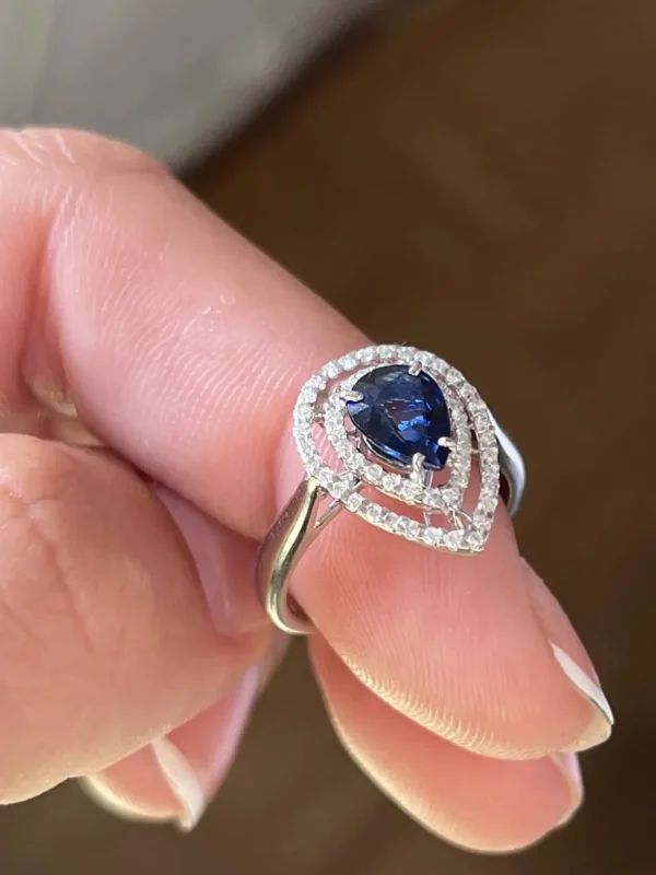 Roman Joyero Anillos<Anillo MEIRA, en oro blanco de 18 kts con brillantes y zafiro.