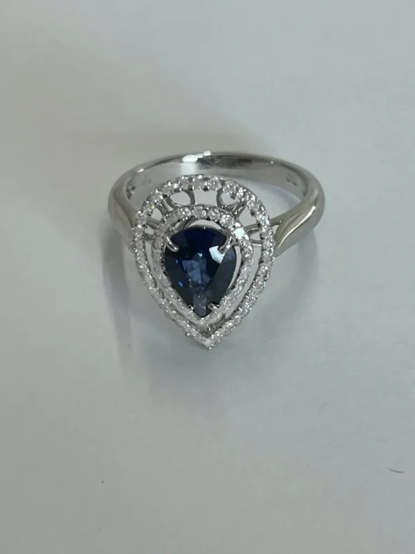 Roman Joyero Anillos<Anillo MEIRA, en oro blanco de 18 kts con brillantes y zafiro.