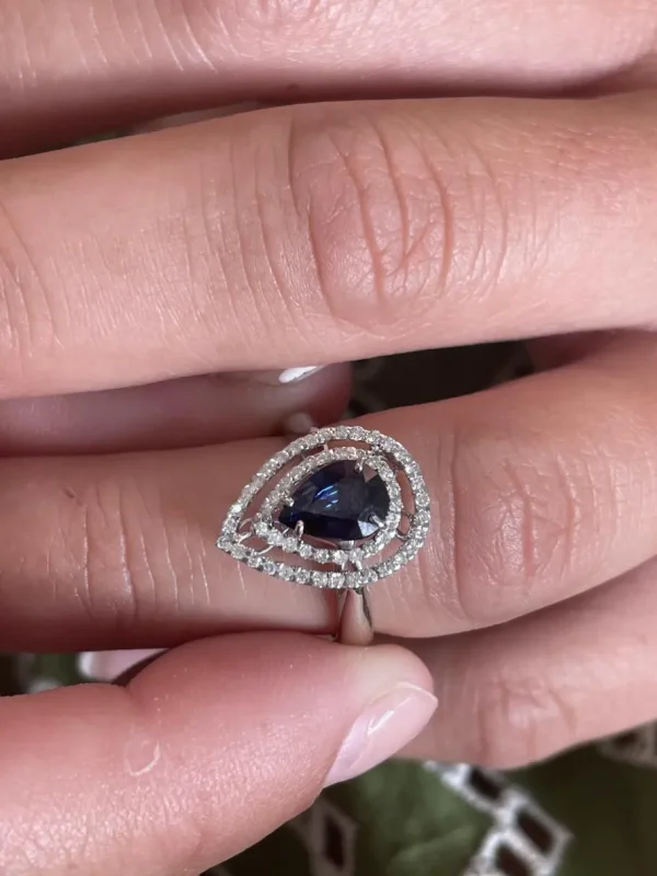 Roman Joyero Anillos<Anillo MEIRA, en oro blanco de 18 kts con brillantes y zafiro.