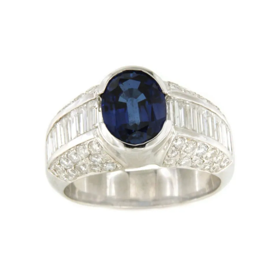 anillo_reims_en_oro_blanc_0.webp Roman Joyero Anillos<Anillo REIMS en oro blanco 18 ktes con zafiro, brillantes y baguettes