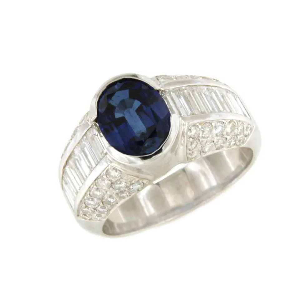 anillo_reims_en_oro_blanc_1.webp Roman Joyero Anillos<Anillo REIMS en oro blanco 18 ktes con zafiro, brillantes y baguettes