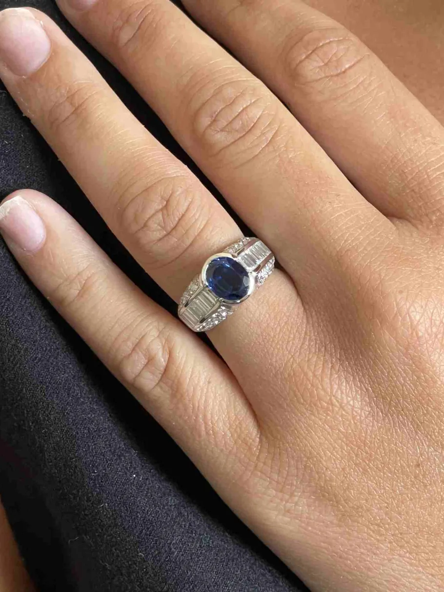 anillo_reims_en_oro_blanc_4.webp Roman Joyero Anillos<Anillo REIMS en oro blanco 18 ktes con zafiro, brillantes y baguettes