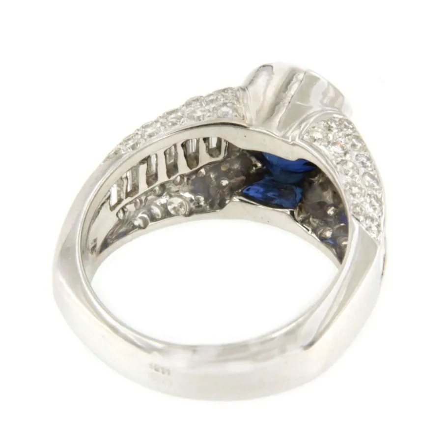 anillo_reims_en_oro_blanc_5.webp Roman Joyero Anillos<Anillo REIMS en oro blanco 18 ktes con zafiro, brillantes y baguettes